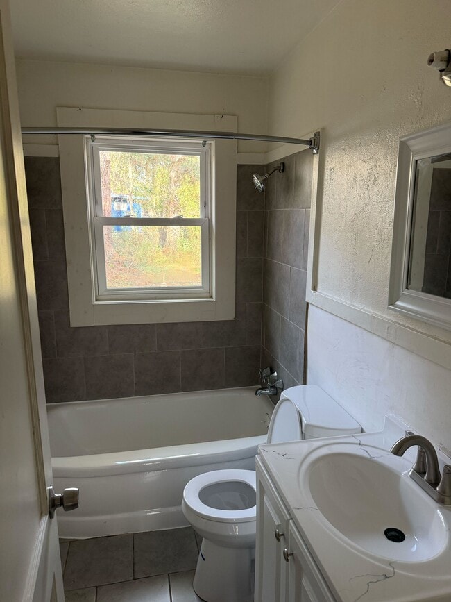 Building Photo - 2718 Emerald Dr