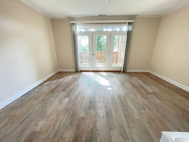 Building Photo - Wonderful location and features for this s...