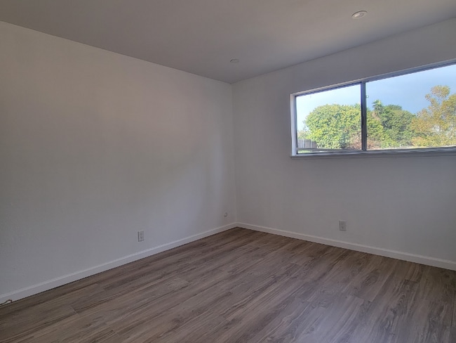 Building Photo - 589 Roja Dr