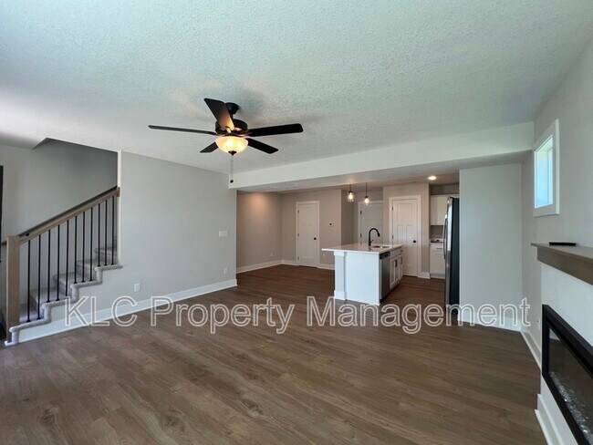 Building Photo - 601 Hart Ln