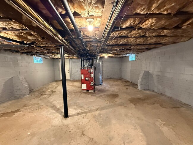 Building Photo - Spacious Five Bedroom, Single Family Home ...