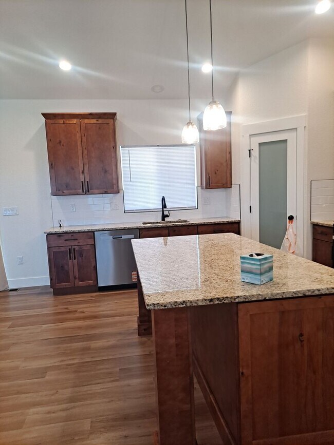 Building Photo - ALL PROSPECTIVE TENANTS MUST SUBMIT A $58 NON-REFUNDABLE APPLICATION FEE PER APPLICANT ONLINE AND...