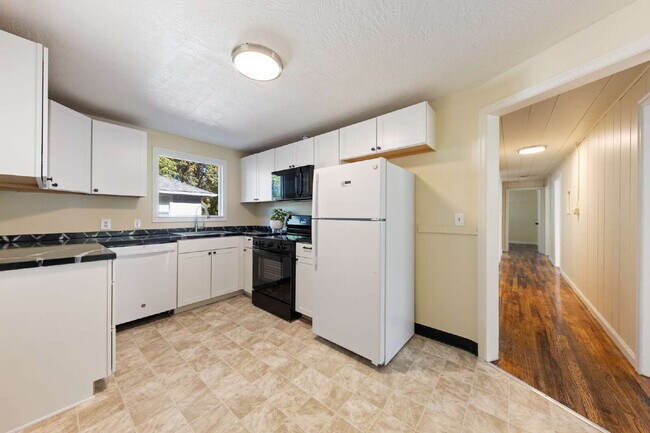 Building Photo - Updated 3 bedroom duplex