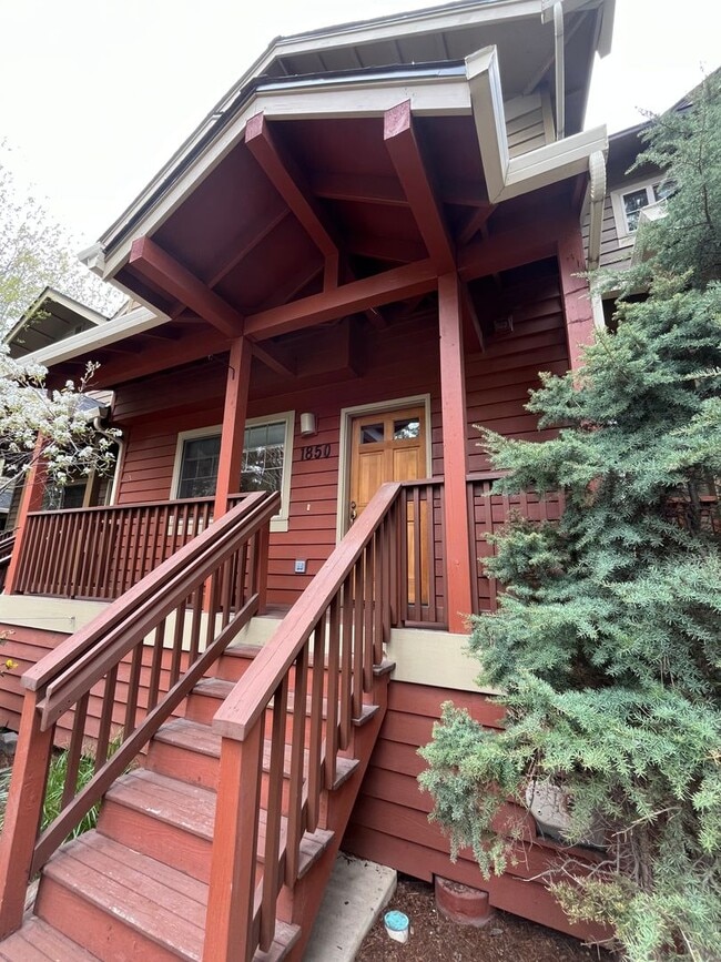 Building Photo - Beautiful 2 Bed/2.5 Bath Townhome on Bend'...