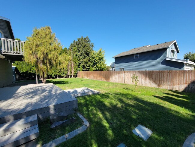 Building Photo - Spacious Kennewick Home | 3 Bedrooms, 2 Ba...
