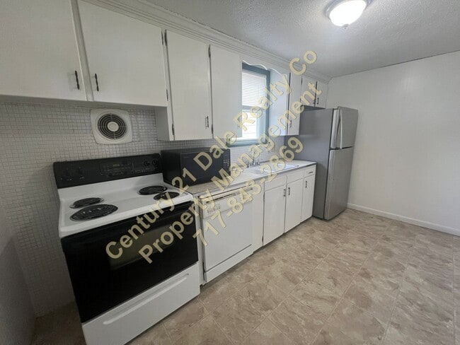 Building Photo - 2 Bedroom 1 Bath apartment with off street...