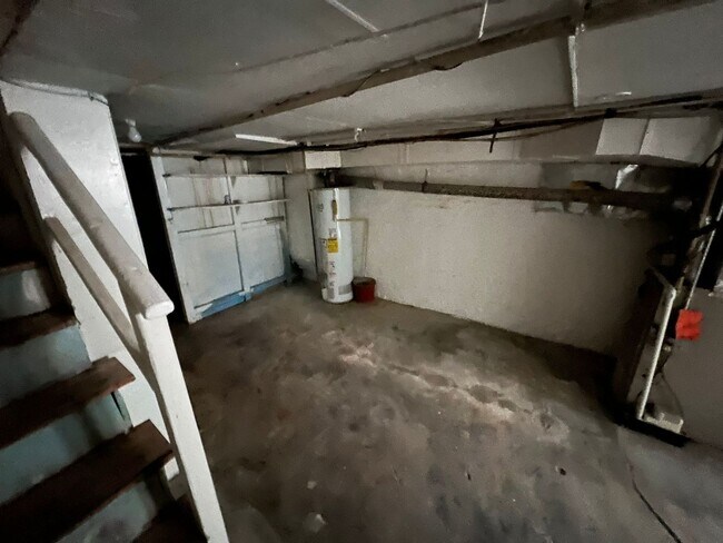 Building Photo - Stunning Newly Renovated 2 Bedroom 1.5 Bathroom