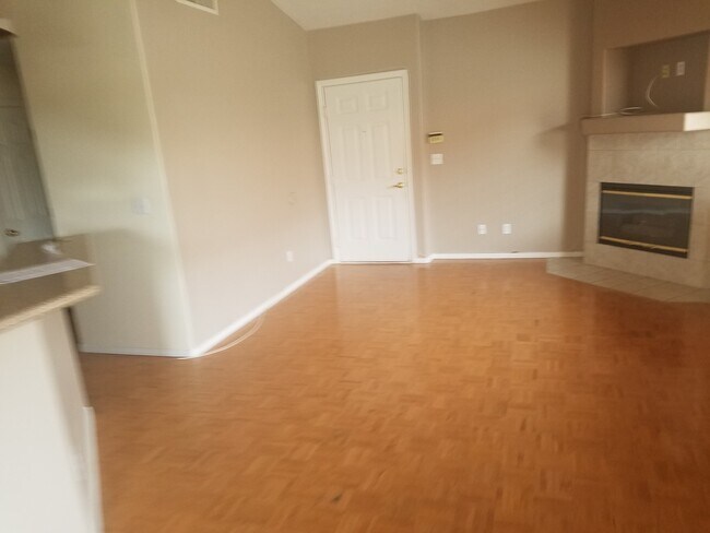 Building Photo - COZY 2 BED 2 BATH CONDO IN HENDERSON!