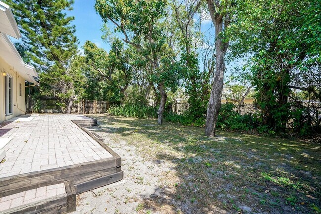 Building Photo - 3800 Calvin Ave