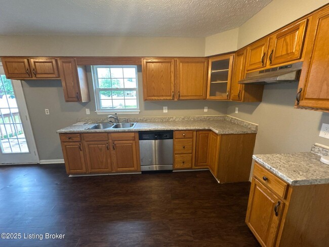 Building Photo - 576 Circle Valley Dr