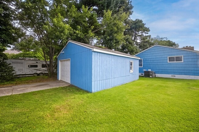 Building Photo - 3600 Mariner Ave
