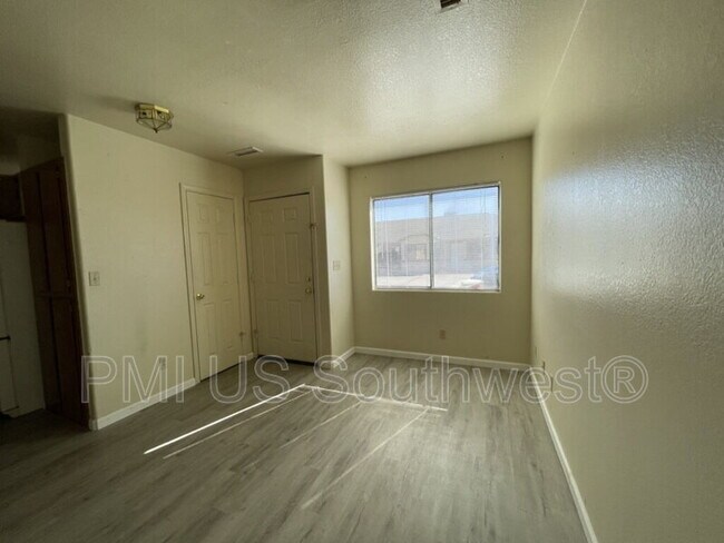 Building Photo - 8132 E Lakeshore Dr