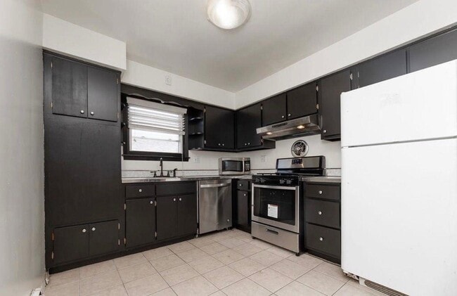 Building Photo - 108 Evergreen St