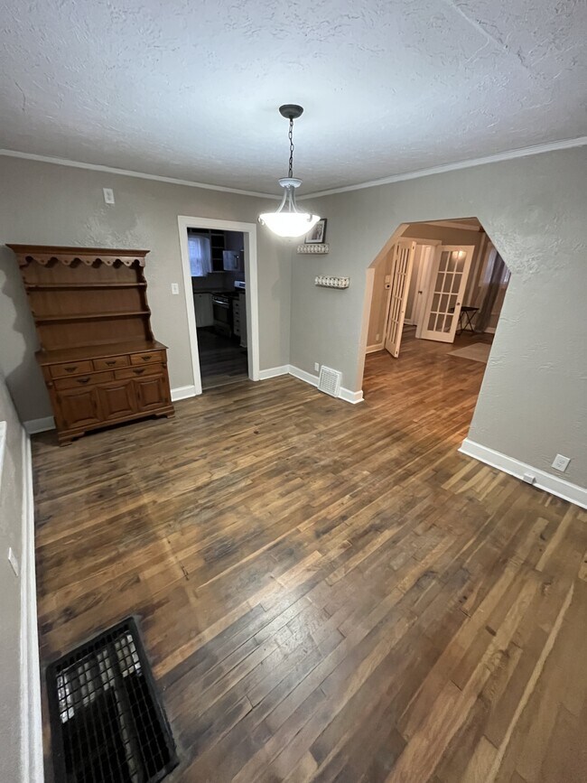 Building Photo - 1910 Hst W 10th St