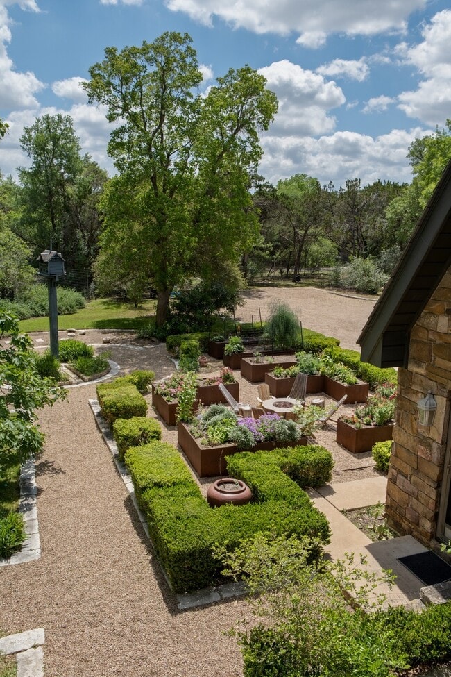 Building Photo - 907 Crystal Creek Dr