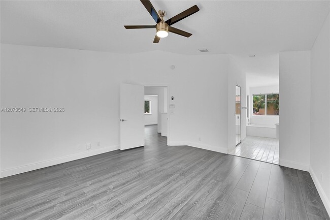 Building Photo - 11201 Lakeview Dr