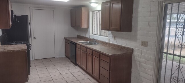 Building Photo - 4725 E 25th St