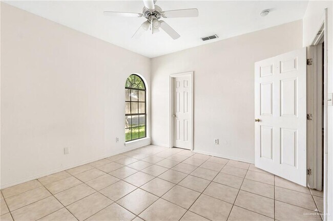 Building Photo - 13 South Dr