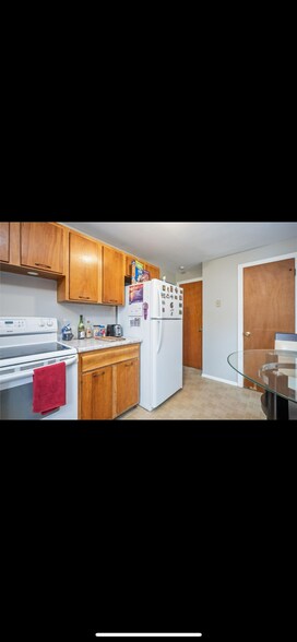 Kitchen with refrigerator - 29-31 Packet Boat Dr