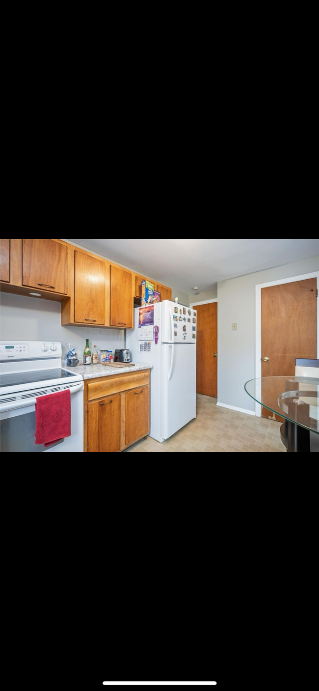 Kitchen with refrigerator - 29-31 Packet Boat Dr