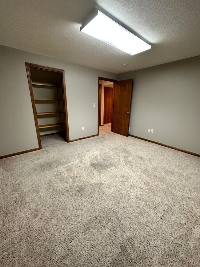 Building Photo - Rent: 4 Beds