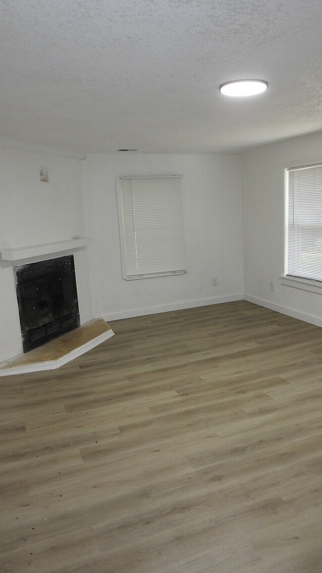 Building Photo - Newly rehabbed fully rehabbed 4 bed 2 bath...