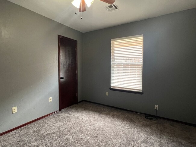 Building Photo - 4016 SW Mesquite Dr