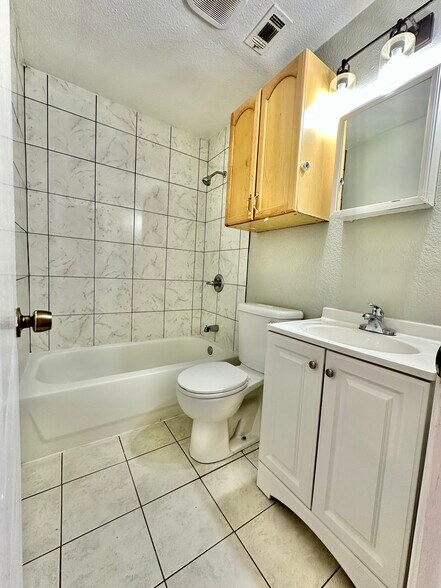 Building Photo - 5320 Lovell Ave