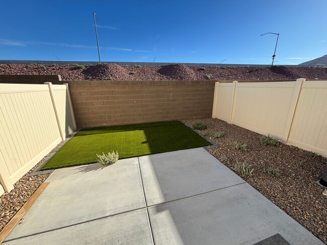 Building Photo - Beautiful 3Bed/3Bath Townhome located in Enterprise/Southern Highlands–Southwest Henderson border...