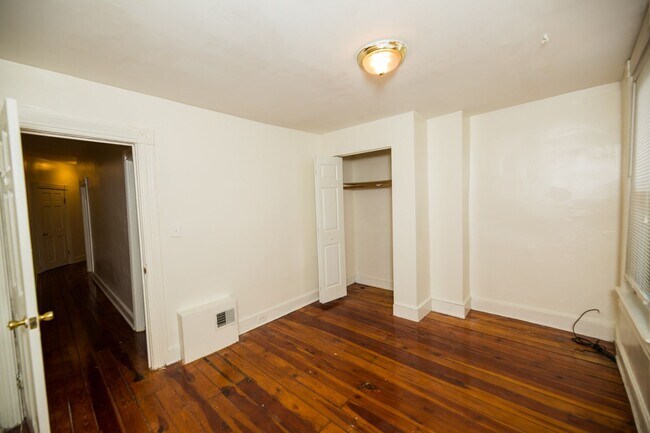 Building Photo - Charles Village 3bd/1.5ba Rowhome w/ W/D & A/C! --Available 8/14