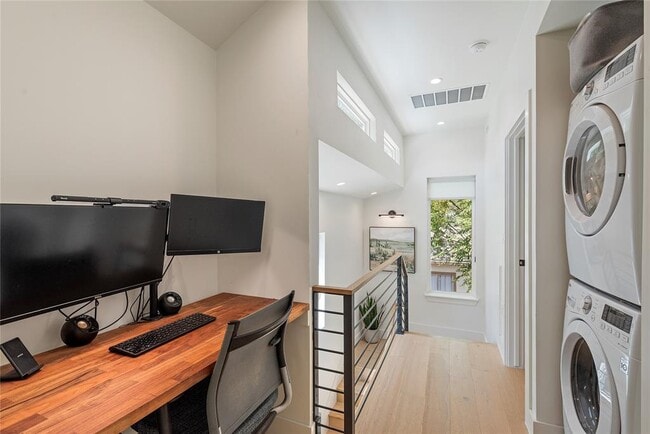 Building Photo - 1300 Perez St