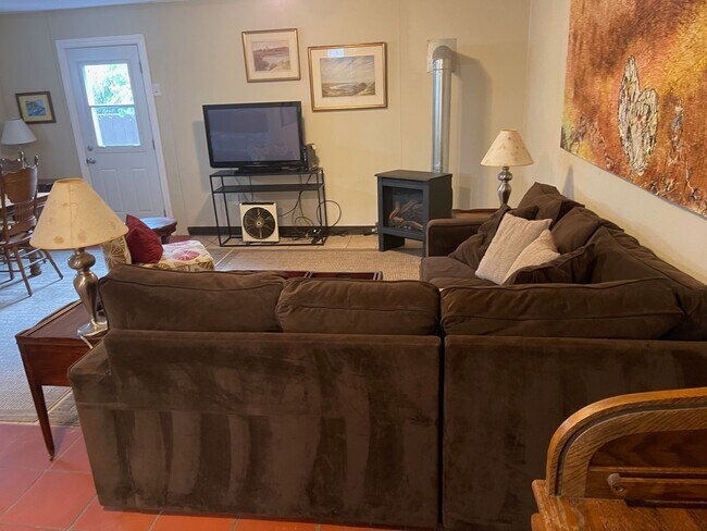 Building Photo - 158 S Hartson St