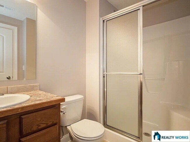 Building Photo - Spacious 4 Bed, 3 Bath Townhome with finished Basement