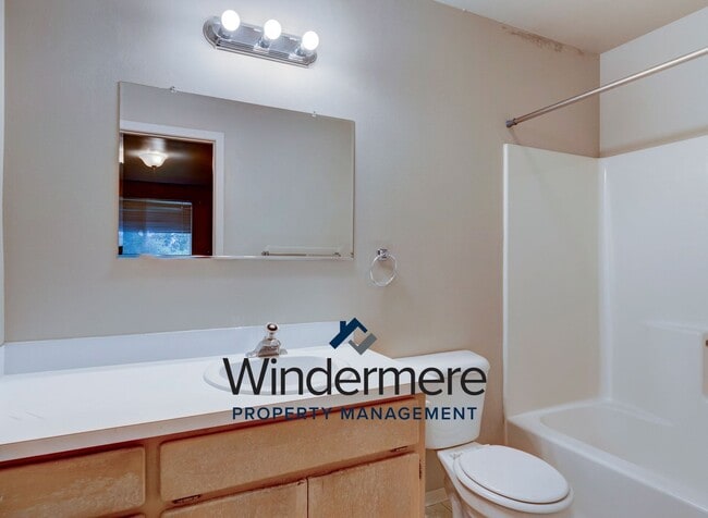 Building Photo - 2 Bed + Den/Office  2 Bath Condo W/S/G Inc...