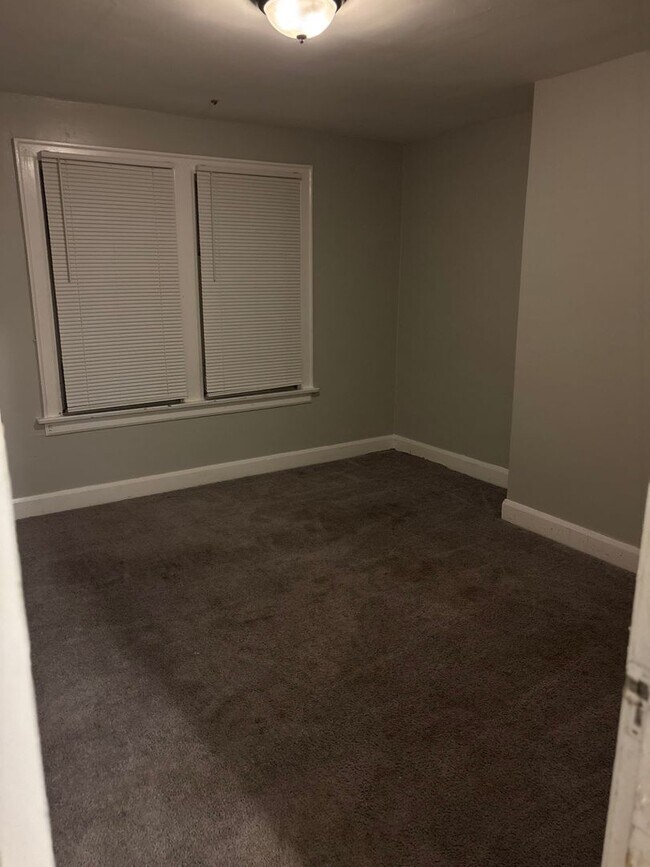 Building Photo - 48 N Roys Ave