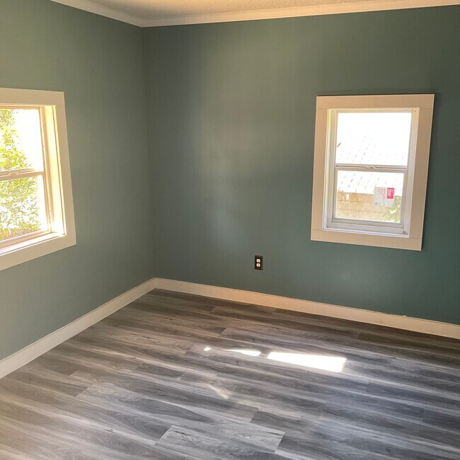 Building Photo - 409 Miller St