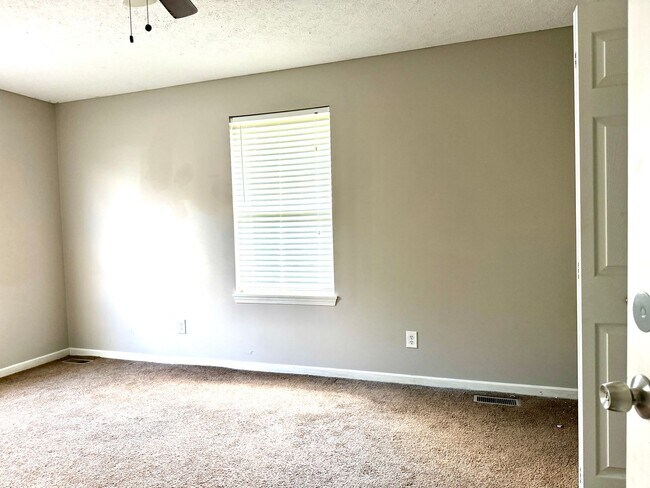 Building Photo - 3 Bedroom Single Family Home