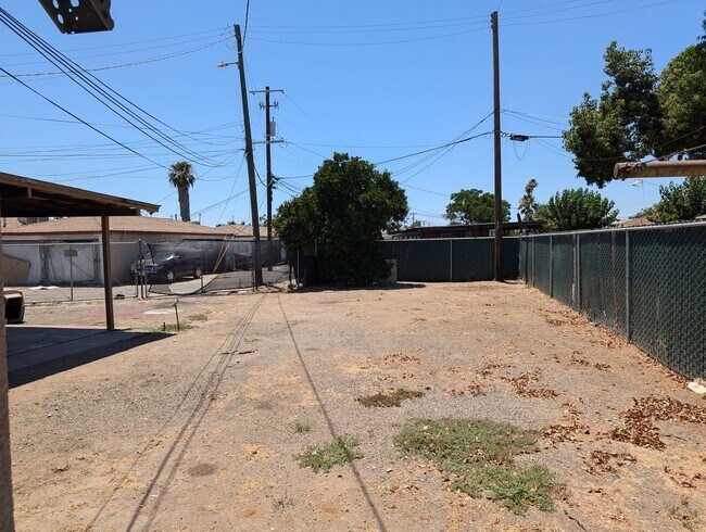 Building Photo - 6th St Duplex