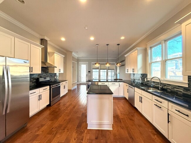 Building Photo - WALK TO 8TH AVE AND 12 SOUTH!  Beautiful 3/2.5 home with garage on 10th Ave S