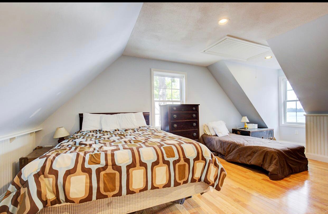 Upstairs 2 queen beds 1 full - 18 Lake Shore Dr