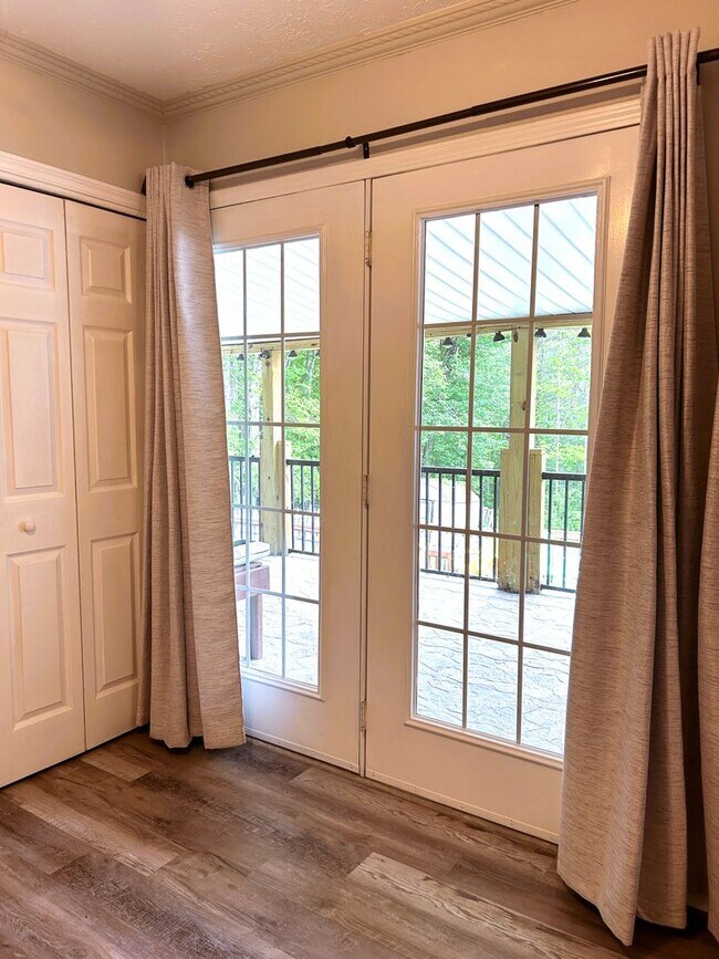 Building Photo - Charming Split-Level Home with Spacious Yard & Modern Updates – Ideal Location!