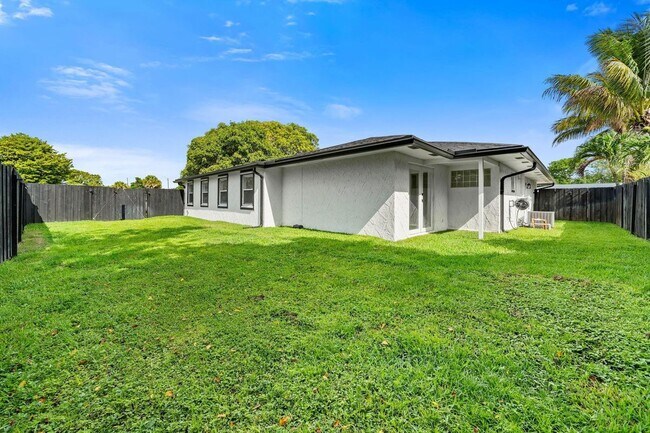Building Photo - 908 Hibiscus Dr