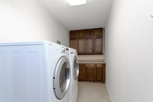 Building Photo - Cozy 3/BR 2/BA Home with Fireplace, Washer & Dryer Included