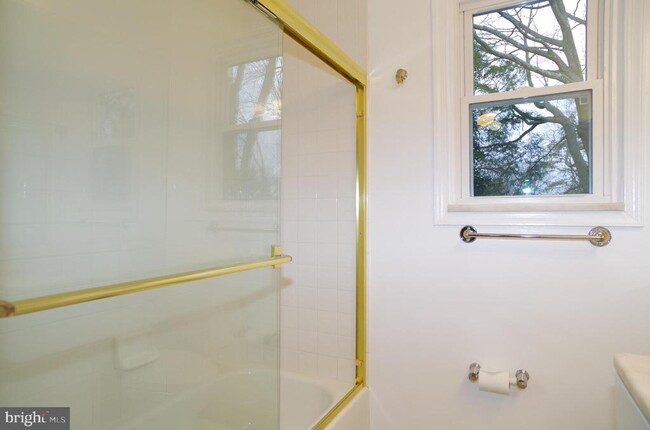 Building Photo - 6956 Westhampton Dr
