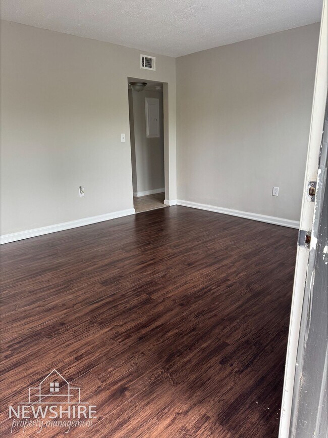 Building Photo - Hampton Avenue Apartments — Comfortable Greenville Living Close to Everything
