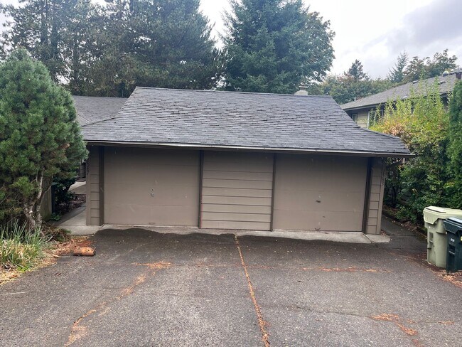 Building Photo - Duplex Off Barnes Rd. With Quick Access Ev...