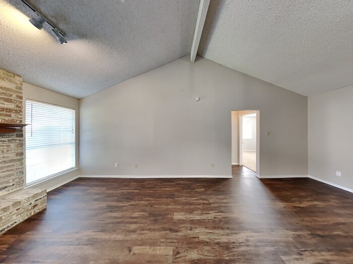 Building Photo - 16302 N Cross Dr