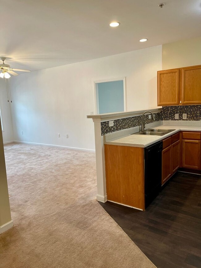 Building Photo - Newly Renovated 3 Bedroom Condo at a GREAT Price!