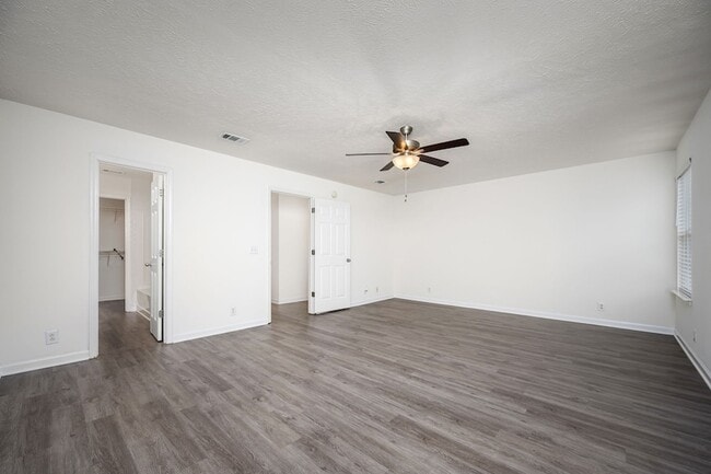 Building Photo - 4910 Laura Jeanne Blvd