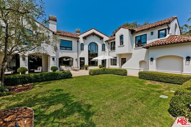 Building Photo - 2134 La Mesa Dr